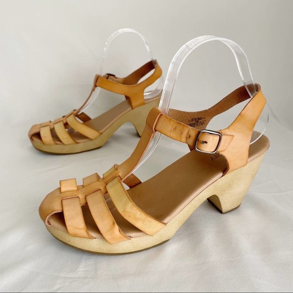 Old Navy Shoes - Old Navy Closed Toe T Strap Basket Weave Clog 9